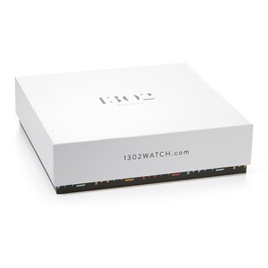 以下が含まれることがあります： 「1302 WATCH.COM」と「1302 WATCH CO」の文字が印刷された白い箱