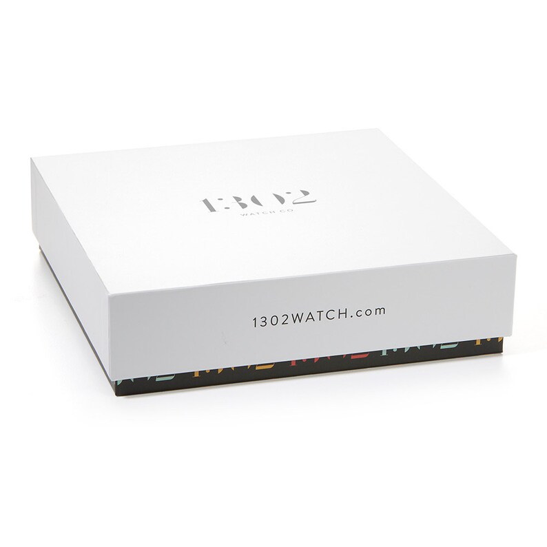 以下が含まれることがあります： 「1302 WATCH.COM」と「1302 WATCH CO」の文字が印刷された白い箱