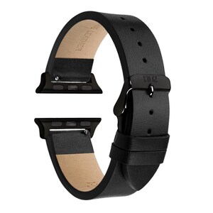 Pode incluir: Uma pulseira de rel&oacute;gio em couro preto com uma superf&iacute;cie exterior texturizada e um lado inferior bege liso. A pulseira inclui conectores de metal preto para fixa&ccedil;&atilde;o e uma fivela de metal preto com o texto 1302 gravado no topo.