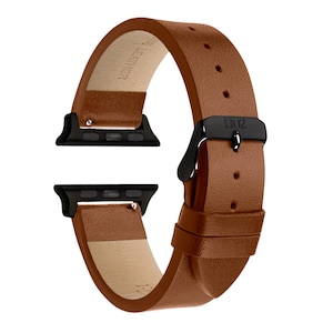 Pode incluir: Uma pulseira de rel&oacute;gio em couro castanho-claro com textura lisa e fivela de metal preto. A pulseira inclui dois conectores de metal preto nas extremidades para fixa&ccedil;&atilde;o. O interior &eacute; forrado com material bege claro e apresenta texto.