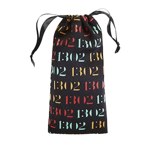 Puede incluir: Bolsa negra con cord&oacute;n con un patr&oacute;n repetido de los n&uacute;meros "1302" en varios colores. La bolsa tiene un cierre de cord&oacute;n de cinta negra.