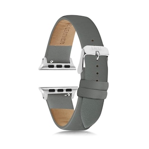 Pode incluir: Uma pulseira de rel&oacute;gio em couro cinzento com uma fivela de metal prateado e ferragens de fixa&ccedil;&atilde;o prateadas. O interior da pulseira &eacute; forrado com couro bege e tem gravado o texto GENUINE LEATHER. A fivela tem gravado o texto 1302.