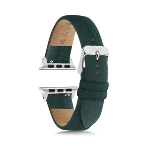 Pode incluir: Uma pulseira de rel&oacute;gio em couro verde-escuro com acabamento mate, ferragens met&aacute;licas prateadas e fecho de fivela. O interior da pulseira &eacute; forrado com um material bege claro e apresenta o texto em relevo GENUINE LEATHER na superf&iacute;cie.