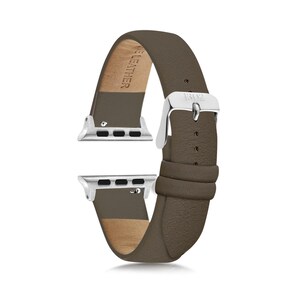 Pode incluir: Uma pulseira de rel&oacute;gio em couro cor de taupe com uma fivela de metal prateado e ferragens de fixa&ccedil;&atilde;o prateadas. O interior da pulseira est&aacute; gravado com o texto GENUINE LEATHER e a fivela tem gravadas as letras BZ.