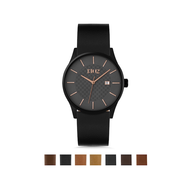 Pode incluir: Um rel&oacute;gio de pulso de couro preto com um mostrador preto e detalhes em ouro rosa. O mostrador do rel&oacute;gio tem um padr&atilde;o de fibra de carbono e exibe a data e o nome da marca "1302".