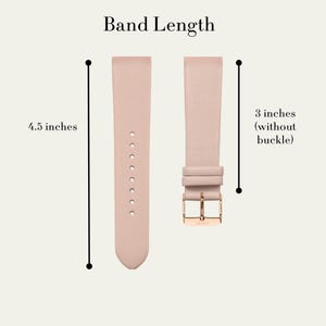 Puede incluir: Una correa de reloj de cuero rosa claro con una hebilla dorada. La correa mide 4,5 pulgadas de largo y 3 pulgadas de largo sin la hebilla.