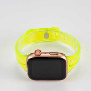 K&ouml;nnte beinhalten: Ein neon-gelbes, transparentes Silikon-Armband f&uuml;r eine Apple Watch. Das Armband ist durchsichtig und hat eine glatte Oberfl&auml;che. Das Zifferblatt der Uhr ist schwarz und das Geh&auml;use der Uhr ist ros&eacute;gold.