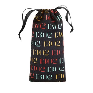 Pode incluir: Uma bolsa de tecido preto com cord&atilde;o, apresentando um padr&atilde;o repetitivo do texto 1302 impresso em cores alternadas vermelho, amarelo e azul claro. A bolsa possui um fecho de fita preta no topo que se ajusta para prender o conte&uacute;do.