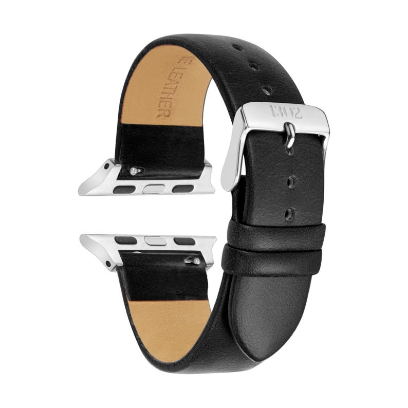 Pode incluir: Uma pulseira de rel&oacute;gio em couro preto com conectores de metal prateado e uma fivela prateada. O interior da pulseira tem gravado o texto GENUINE LEATHER e a fivela tem gravado o texto 1302, concebida para um rel&oacute;gio inteligente.