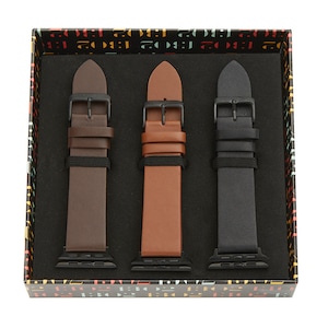 以下が含まれることがあります： 箱の中に3本の革製の腕時計バンドが入っています。バンドの色は茶色、ベージュ、黒です。