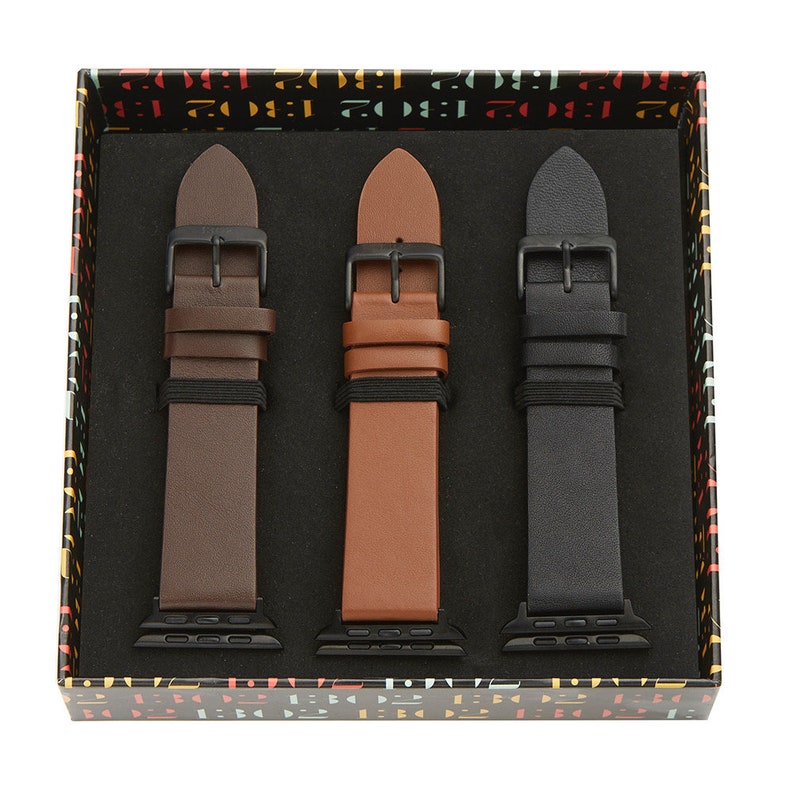 以下が含まれることがあります： 箱の中に3本の革製の腕時計バンドが入っています。バンドの色は茶色、ベージュ、黒です。