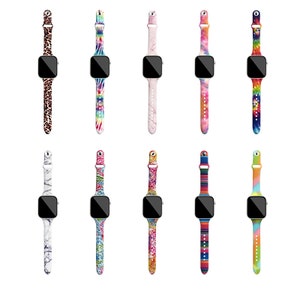 Puede incluir: Diez correas diferentes para Apple Watch con varios patrones coloridos, incluyendo tie-dye, estampado de animales y dise&ntilde;os geom&eacute;tricos.