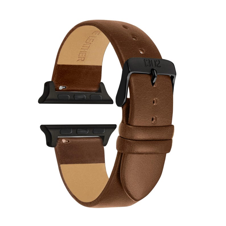 Pode incluir: Uma pulseira de rel&oacute;gio em couro castanho com conectores de metal preto e uma fivela preta. A pulseira tem um acabamento liso com orif&iacute;cios vis&iacute;veis e o texto GENUINE LEATHER gravado no interior. A fivela apresenta o texto 13102.