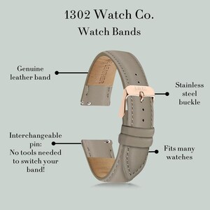 Puede incluir: Una correa de reloj de cuero gris con una hebilla de acero inoxidable. La correa est&aacute; etiquetada como "Genuine leather band" e "Interchangeable pin: No tools needed to switch your band!". El texto "1302 Watch Co. Watch Bands" est&aacute; en la parte superior.