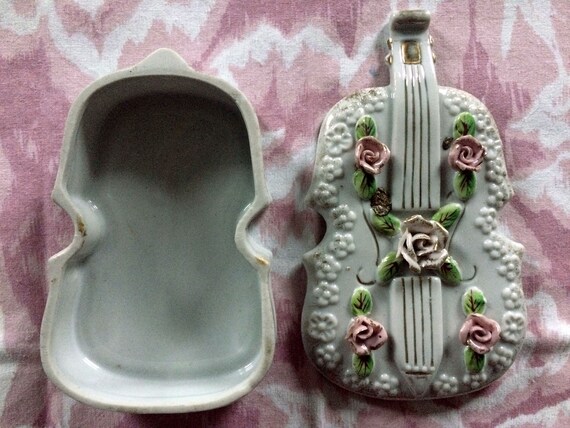 Porcelain Powder, Trinket or Jewelry Box, Two Tri… - image 4