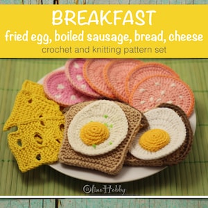 Puede incluir: Un plato con artículos de desayuno hechos a mano con ganchillo, que incluyen un huevo frito, pan, queso y rodajas de salchicha. La imagen presenta el texto "BREAKFAST" y es un conjunto de patrones de ganchillo y tejido.
