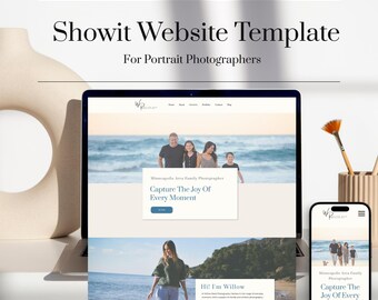 Könnte beinhalten: Eine Website-Vorlage für Porträtfotografen, die einen Laptop und ein Mobiltelefon zeigt, auf denen eine Website mit Bildern und Text angezeigt wird. Die Website verfügt über ein professionelles Design mit hellem Hintergrund und blauen Akzenten. Der Text auf der Website lautet "Fange die Freude jedes Moments ein" und "Hallo! Ich bin Willow".