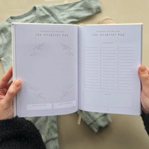 K&ouml;nnte beinhalten: Ein offenes wei&szlig;es Tagebuch mit dem Titel "Planning for the Baby: The Hospital Bag" auf der linken Seite. Die rechte Seite enth&auml;lt eine Checkliste mit dem Titel "Checklist" und einen Abschnitt f&uuml;r Notizen.