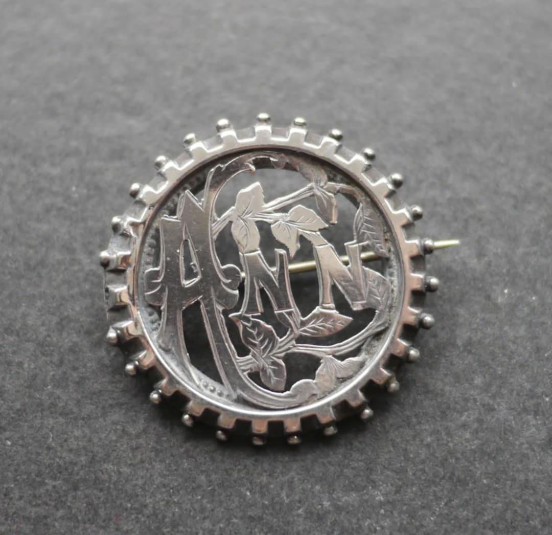 ビクトリア朝のホワイトメタルネームブローチ「アン」 - Etsy 日本