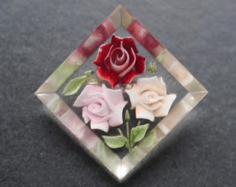 ダイヤモンド型の裏彫りルーサイトブローチ 淡いピンク/白の花 - Etsy 日本
