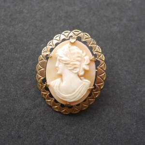 ヴィンテージ彫刻シェルカメオブローチ（小）、ゴールドトーンフレーム