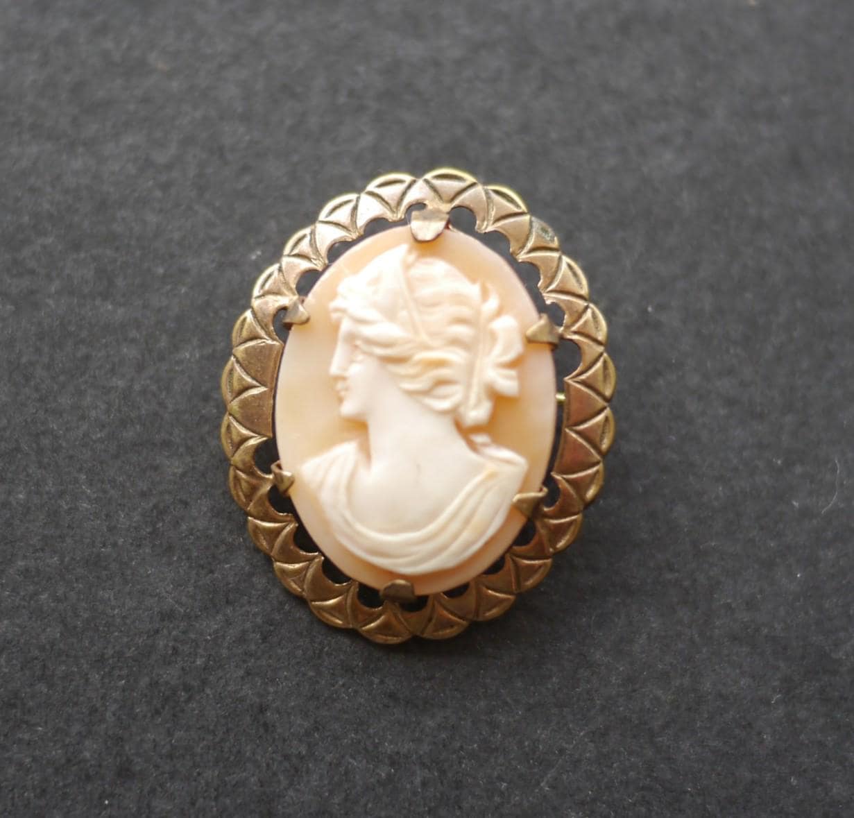 ヴィンテージ彫刻シェルカメオブローチ（小）、ゴールドトーンフレーム