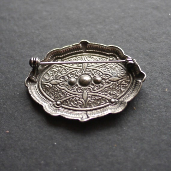 Ornate silver tone metal vintage brooch with clea… - image 3