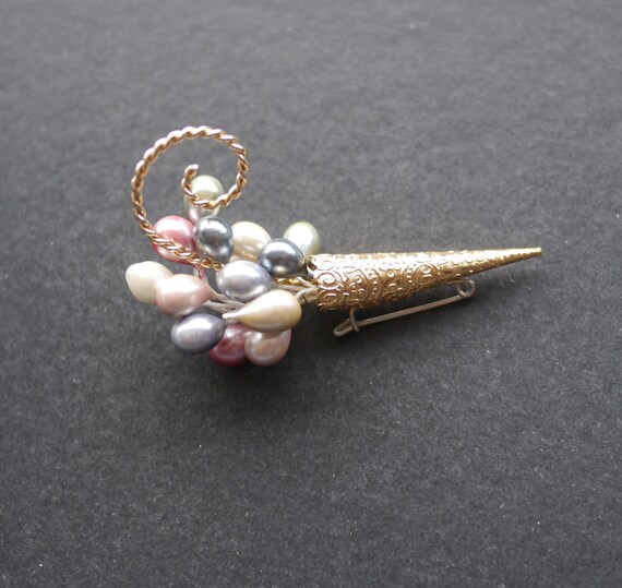 Broche vintage dorée formant bouquet de perles