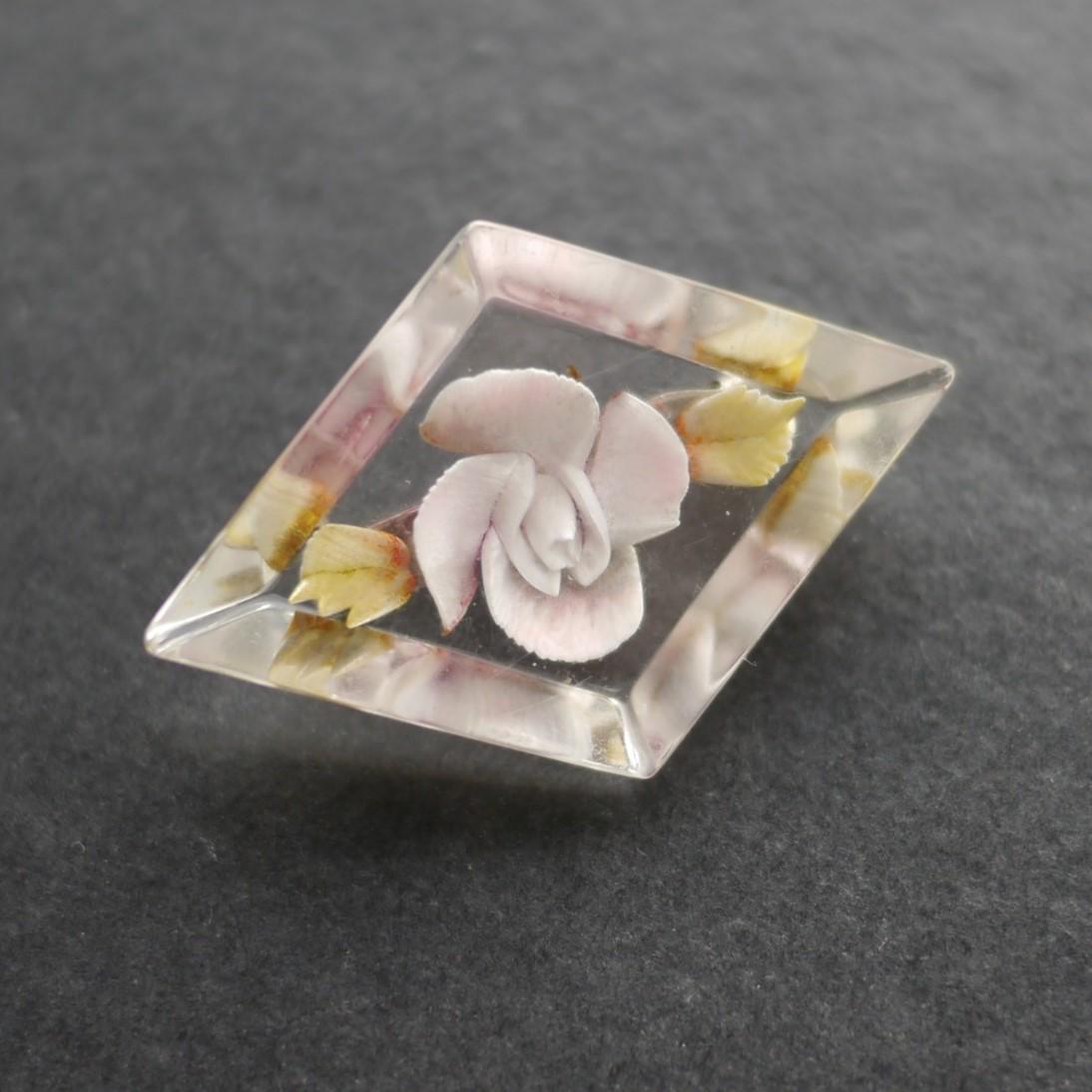 ダイヤモンド型の裏彫りルーサイトブローチ 淡いピンク/白の花 - Etsy 日本