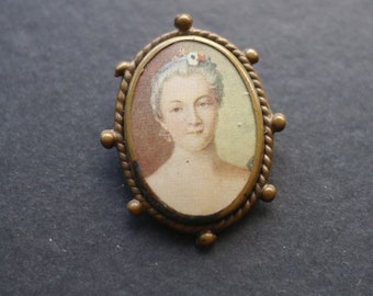 Portrait brooch, print of lady with grey hair