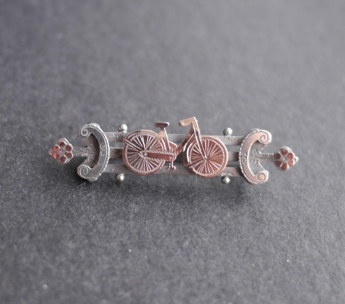 ローズゴールドの自転車が付いたアンティークシルバーバーブローチ