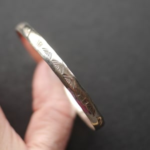 メキシコ、タスコ発のシルバートーンのバングルブレスレット、貝殻デザイン