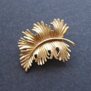 Vintage Blatt-Brosche aus goldfarbenem Metall