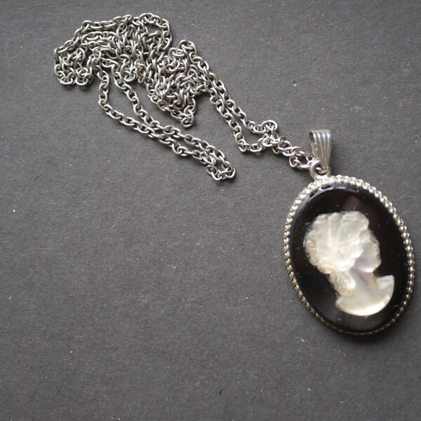 pendentif vintage avec cameo intaglio en verre noir