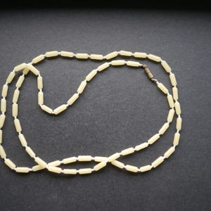 Long collier simple rang de perles de verre jaune pâle
