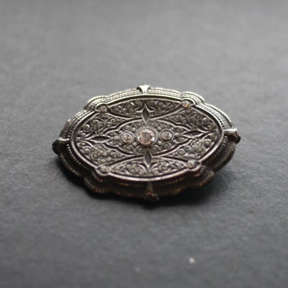 Ornate silver tone metal vintage brooch with clea… - image 2