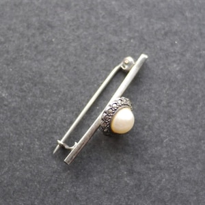 Vintage silver bar brooch with marcasite and faux pearl bead