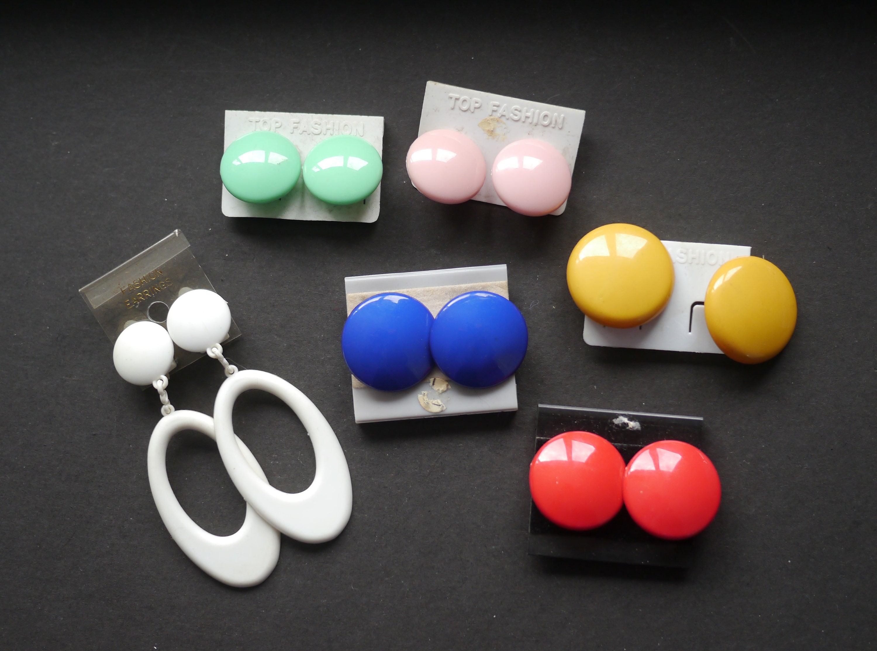 Details about   assorted vintage plastics clip-on & screw-on earrings 
