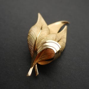 Vintage Brosche mit glänzenden Blättern, goldfarben, extragroß