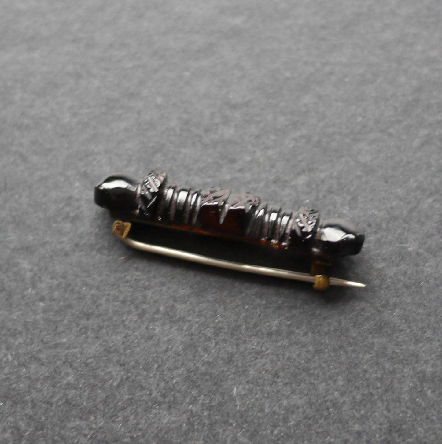 アンティークの彫刻と磨きが施されたジェットバーブローチ