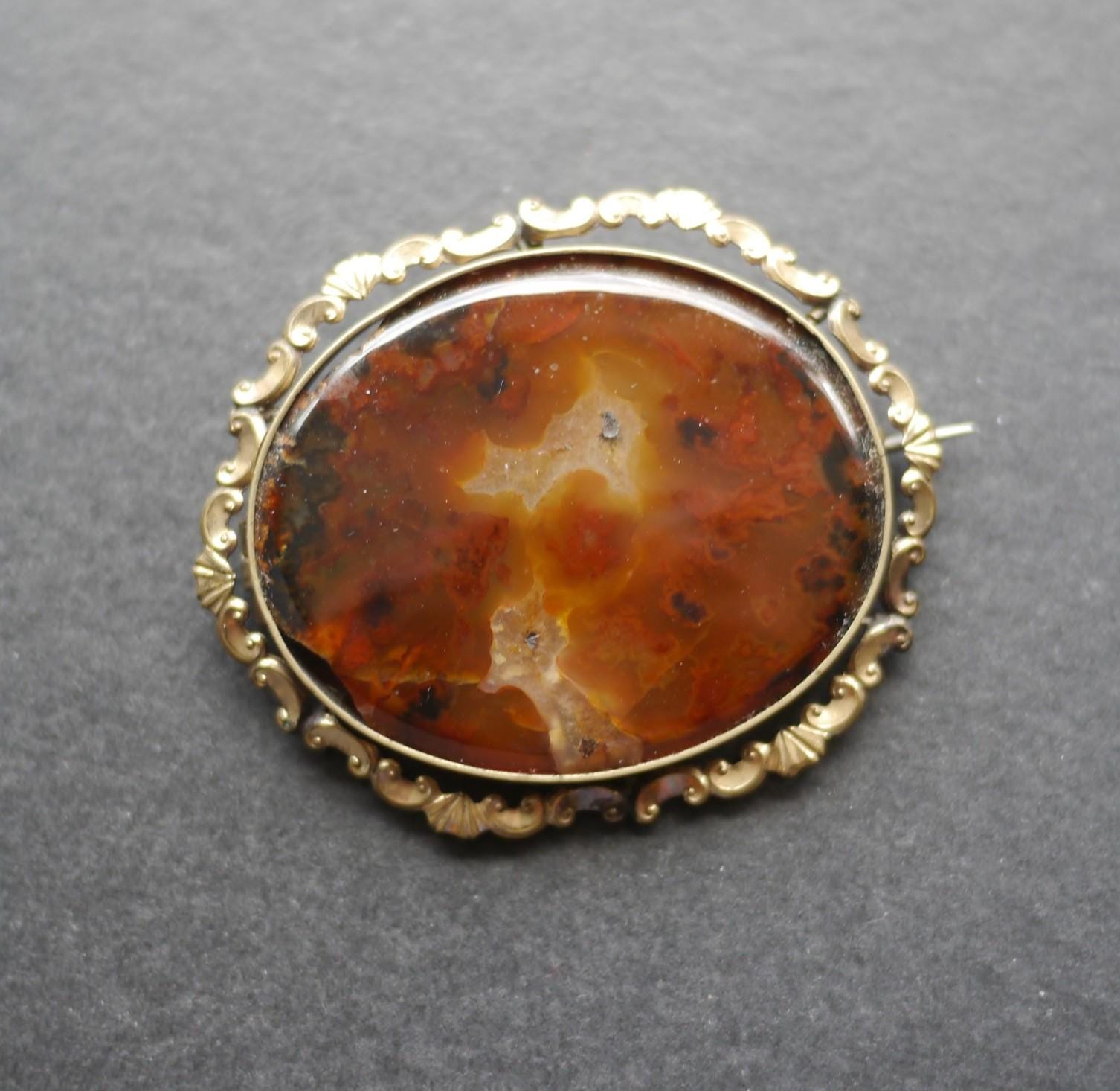 Victorian Banded Agate Large Oval Brooch in Pinchbeck Mount Has