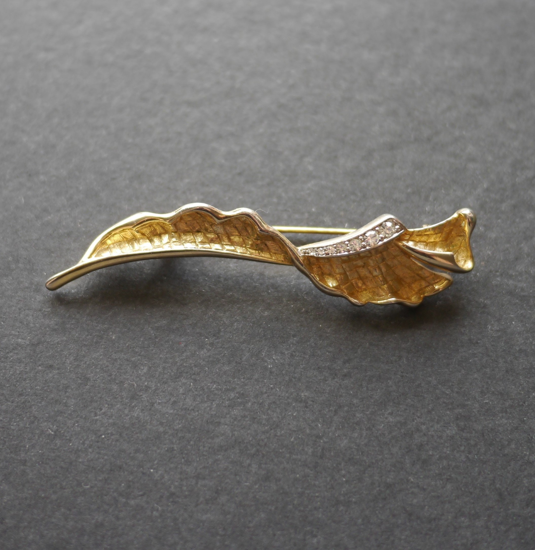 Vintage gold tone and rhinestone leaf brooch - Etsy 日本 Vintage gold tone and rhinestone leaf brooch - Etsy 日本