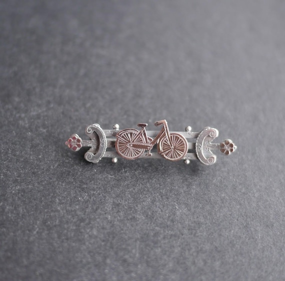 ローズゴールドの自転車が付いたアンティークシルバーバーブローチ