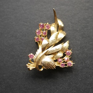 Goldfarbene Blumen-Brosche mit rosa Strasssteinen