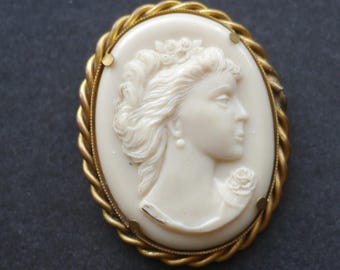 ヴィンテージ彫刻シェルカメオブローチ（小）、ゴールドトーンフレーム