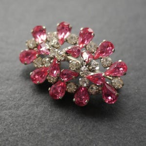 ピンクとクリアのラインストーンが付いたヴィンテージブローチ - Etsy 日本