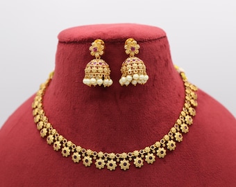 Indiskt halsbandsset i rubinguld: Kundan Jhumka-örhängen