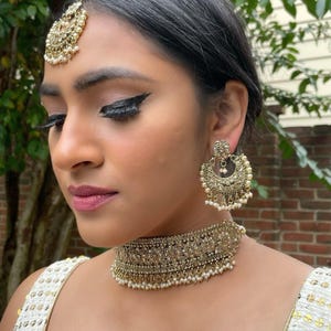 Gargantilla dorada con polki: joyería nupcial india con aretes y tikka