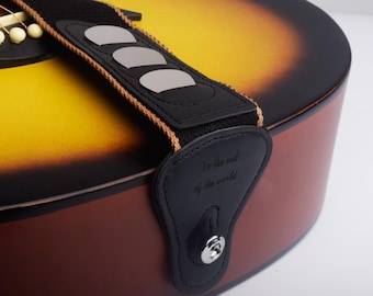 Gepersonaliseerde gitaarband: Space Leather, met houder voor gitaarpick.