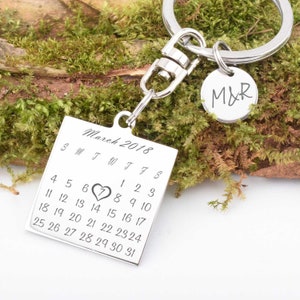 Date keychain custom highlighted with heart, Calendar Key chain Personalized Anniversary Keychain,Keychain for Girlfriend/Boyfriend